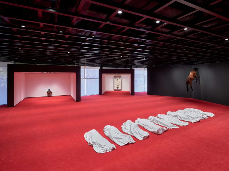 2023 리움미술관 마우리치오 카텔란 개인전 'WE' 전경 ⓒ Maurizio Cattelan, 사진 김경태 [리움미술관 제공]