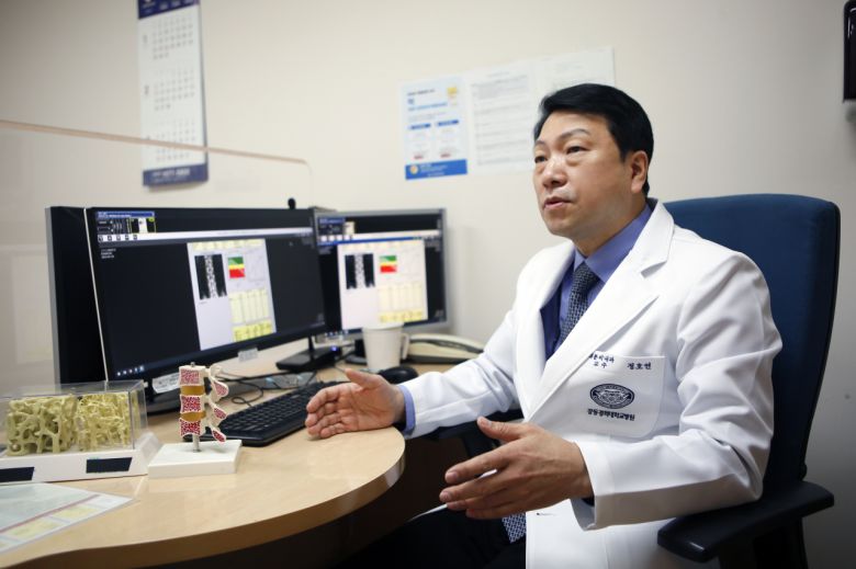 강동경희대학교병원 내분비대사내과 정호연 교수는 "골절의 가족력이 있는 경우나, 조기폐경, 만성질환, 장기간의 약제 복용, 과도한 음주와흡연을 했다면 검사해볼 필요가 있다"고 조언한다.