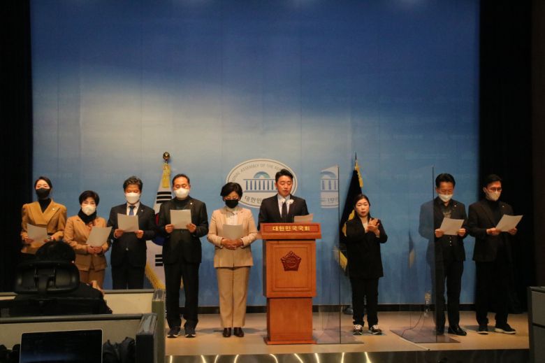 지난 12월 27일 더불어민주당 소속 보건복지위원회 의원들이 국민건강보험법 개정안 통과를 촉구 하고 있다. [국회 보건복지위원회 제공]