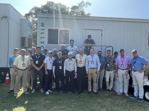 KPGA 경기위원들이 소니오픈 대회장에서 PGA투어 경기위원들과 기념찰영을 했다. [사진=KPGA]