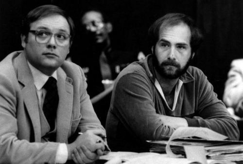 1977년 성폭행 혐의 등으로 재판을 받고 있는 빌리 밀리건(오른쪽)과 그의 변호사 알란 골즈베리의 모습. [콜럼버스 디스패치]