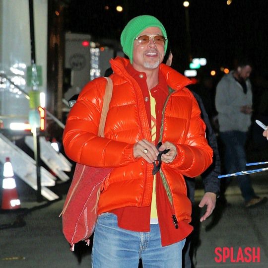 [헤럴드POP=배재련 기자]브래드 피트가 파격적인 원색 패션을 선보여 화제다.