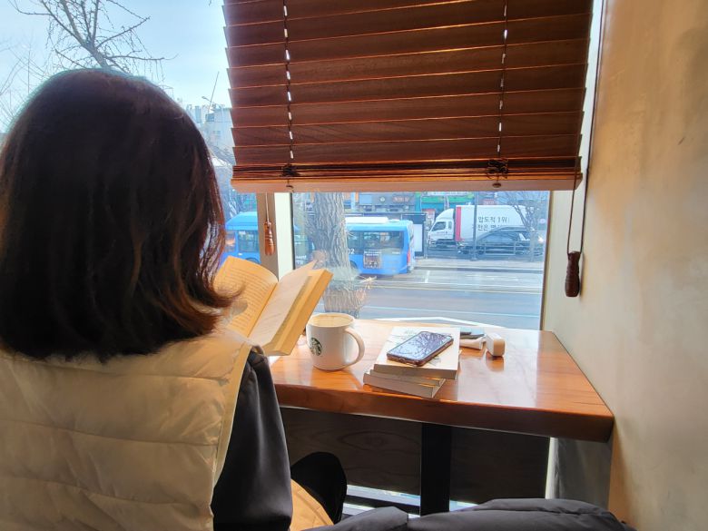 오전 9시 종로구의 한 프랜차이즈 카페에 있는 정모(27) 씨. 정씨는 최근 폭증한 난방비를 두고 “집에서 난방 틀고 있느니 카페에 나와있는게 낫다”고 말했다. 박혜원 기자