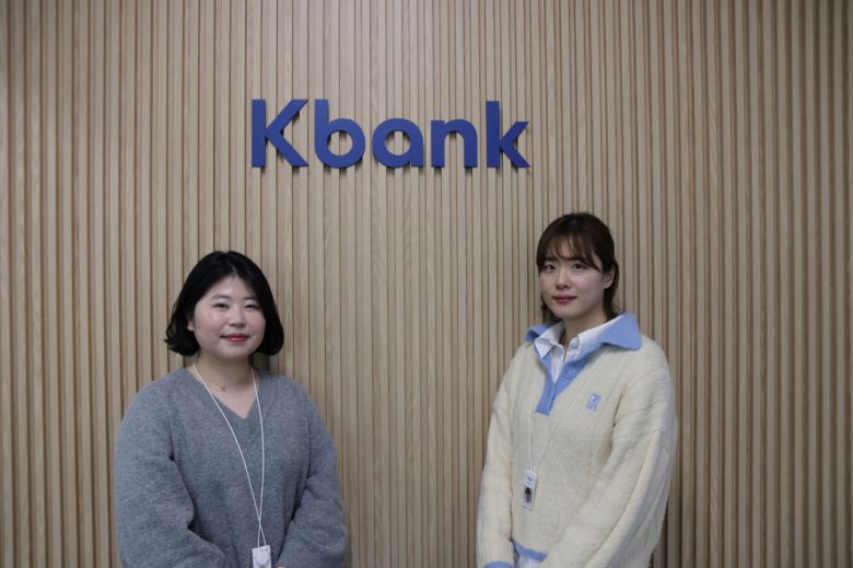 케이뱅크에서 기분통장을 직접 기획한 UX팀 김선경(오른쪽)씨와 수신팀 현주경씨는 “3040이 위주던 케이뱅크 수신상품 고객층이 기분통장 이후 더 어려졌다”고 말했다.