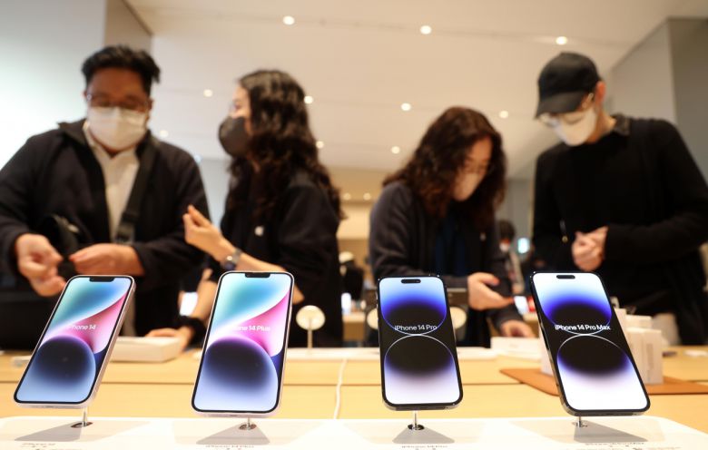 서울 명동 애플 스토어에 진열된 ‘아이폰14’ 시리즈. 이상섭 기자.