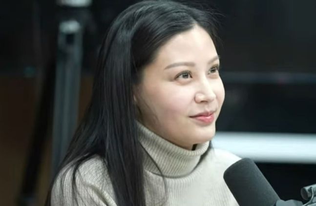 조민씨가 6일 김어준씨가 진행하는 유튜브 방송 ‘겸손은 힘들다 뉴스공장’에 출연해 얼굴을 공개했다. [유튜브 '김어준의 겸손은 힘들다 뉴스공장' 캡처]