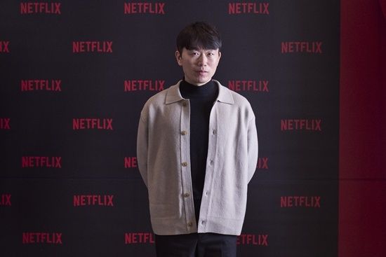 장 PD는 “연출에서 가장 중요시했던 점은 무엇이냐”는 질문에는 “기존 것과 달라야 했다. 비현실과 현실의 경계 사이를 오가야한다. 드라마는 비현실이다. 우리는 현실을 다루지만 장치는 비현실적이다. 그러면서 ‘가장 좋은 피지컬은 무엇일까?’라는 현실적 주제를 다룬다”면서 “참가자의 표정과 반응은 100% 리얼이다. 이건 연출적으로 매우 중요하다. 빌런이 나오고, 서로 싸워 안보고 가버리고 하는 기존 서바이벌을 따라가면 안되니까 좀더 솔직하게 담아보려고 했다. 처음에는 우승하러, 3억을 따러 왔다가, 세상에는 이런 몸을 가진 사람 있구나 하는 생각을 하게 된다. 크고 뚱뚱해도 날렵할 수 있고, 작아도 힘이좋을 수 있다. 우리는 이런 걸 보여주면 되겠다고 생각했다”고 밝혔다.