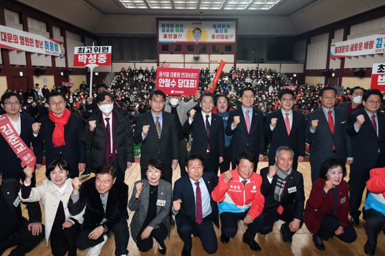 국민의힘 당 대표 후보 및 최고위원 후보들이 지난 5일 오후 서울 동대문구청 대강당에서 열린 국민의힘 동대문구 갑을 합동 당원대회에서 기념촬영을 하고 있다. 윗줄 왼쪽부터 김준교·황교안·조경태·윤상현·안철수·김기현 당 대표 후보. [연합]