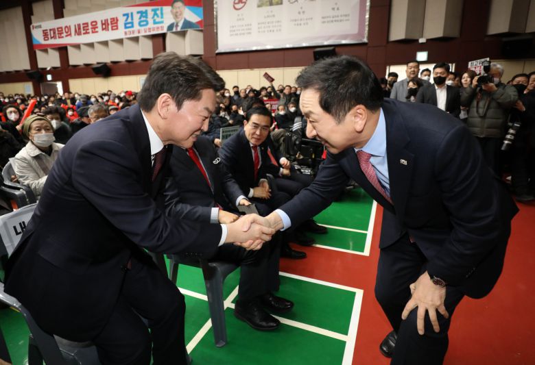 국민의힘 안철수(왼쪽)·김기현 당 대표 후보가 지난 5일 오후 서울 동대문구청 대강당에서 열린 국민의힘 동대문구 갑을 합동 당원대회에서 인사를 나누고 있다. [연합]