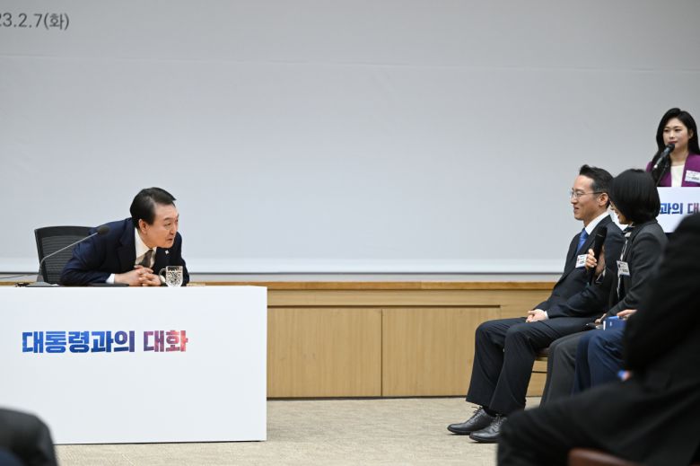 윤석열 대통령이 7일 정부세종컨벤션센터에서 열린 ‘대통령과의 대화’에서 공직자와 대화하고 있다. [연합]