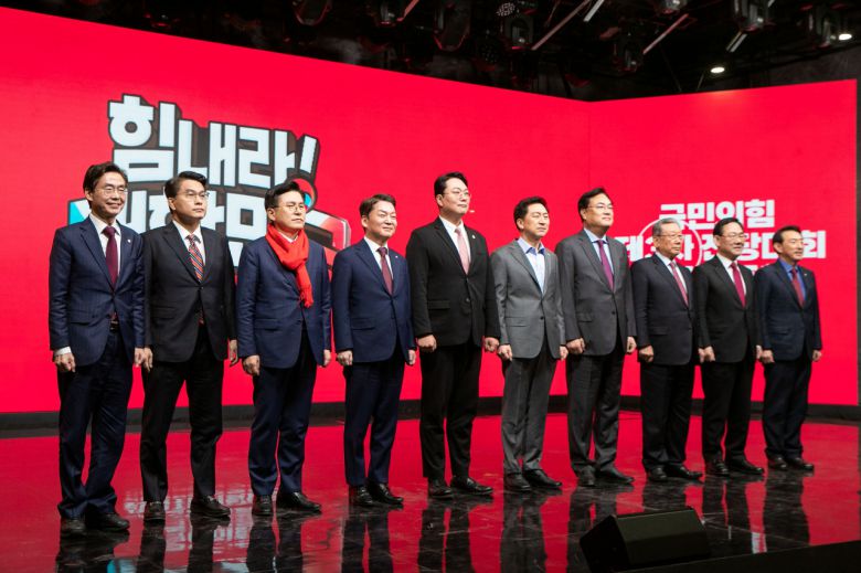 7일 오전 서울 강서구 한 방송 스튜디오에서 열린 국민의힘 제3차 전당대회 후보자 비전 발표회에서 정진석 비대위원장, 주호영 원내대표 등 당 지도부와 당 대표 후보들이 기념촬영을 하고 있다. 왼쪽부터 조경태, 윤상현, 황교안, 안철수, 천하람, 김기현 당 대표 후보, 정진석 비상대책위원장, 유흥수 전당대회 선거관리위원장, 주호영 원내대표, 김석기 사무총장. [연합]