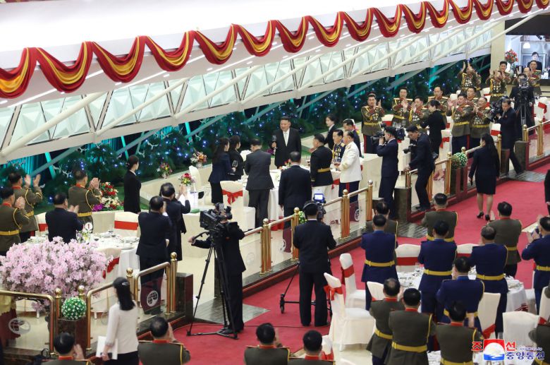 북한 김정은 국무위원장이 딸 김주애와 함께 건군절(2월 8일) 75주년 기념연회에 참석했다고 조선중앙통신이 8일 보도했다. [연합]