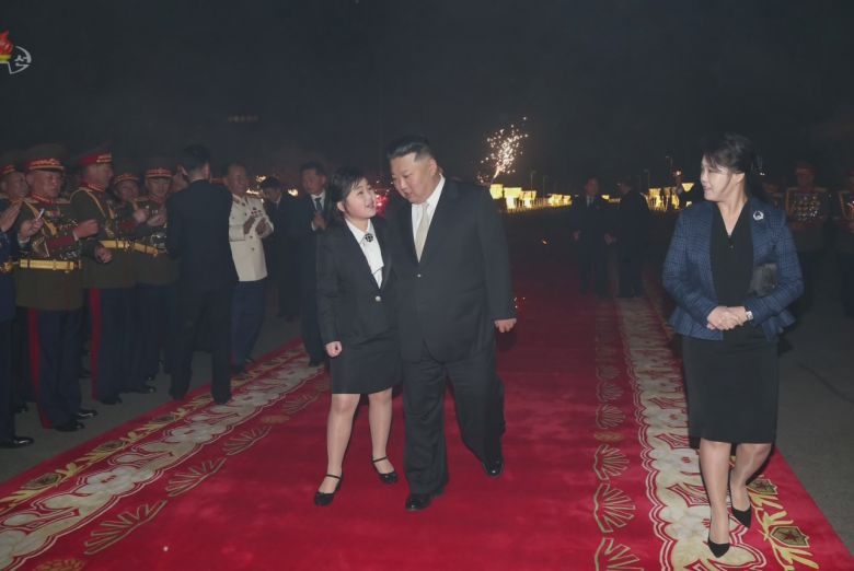 북한 김정은 국무위원장이 건군절(인민군 창건일)을 기념해 지난 7일 딸 김주애와 함께 인민군 장병들의 숙소를 방문했다고 조선중앙TV가 8일 보도했다. 김 위원장은 숙소 방문 이후 건군절 기념연회에 참석해 연설했다. [연합]