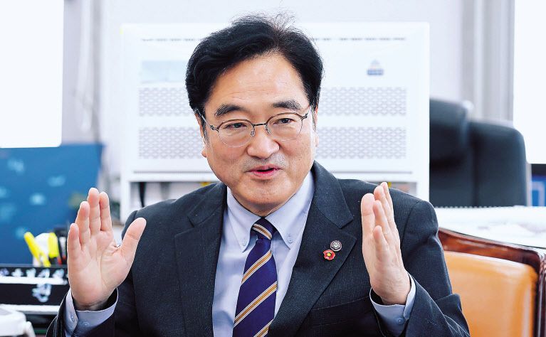 우원식 더불어민주당 의원(예산결산특별위원회 위원장)이 19일 오후 서울 여의도 국회에서 헤럴드경제와 인터뷰를 하며 “우리 사회 약자를 돕겠다는 철학을 어떤 상황에서도 흔들리지 않게 지키고, 꼭 실천하는 사람이 되고 싶다”고 말했다. 이상섭 기자