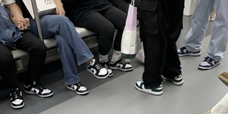 지하철 좌석에 앉은 승객들이 모두 범고래를 신은 모습. [소셜미디어]