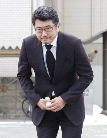 오쿠야마 키요유키가 10일 취재진을 향해 고개를 숙이고 있다. [지지닷컴 캡처]