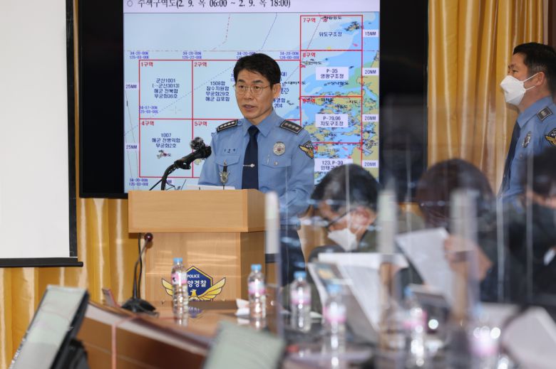 9일 전남 목포시 목포해경에서 김해철 서장이 실종자 수색과 선체 인양 등 수습 상황을 브리핑하고 있다.연합]