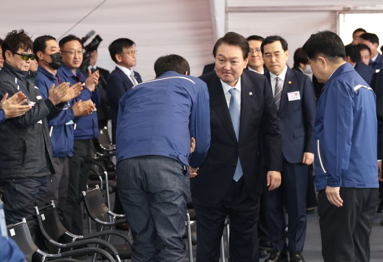 윤석열 대통령이 10일 오후 전북 군산시 현대중공업 군산조선소에서 열린 선박 블록 첫 출항식에 입장하고 있다. [연합]