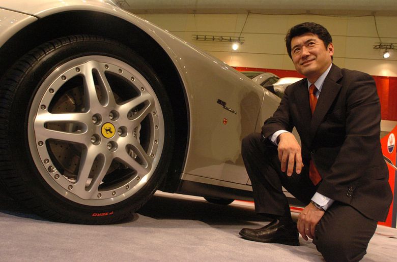 오쿠야마 키요유키가 자신이 디자인 한 스포츠 카 페라리 옆에서 포즈를 취하고 있다. [게티이미지]