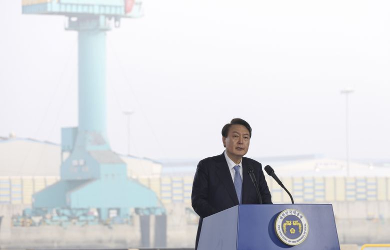 윤석열 대통령이 10일 오후 전북 군산시 현대중공업 군산조선소에서 열린 선박 블록 첫 출항식에서 축사를 하고 있다. [연합]