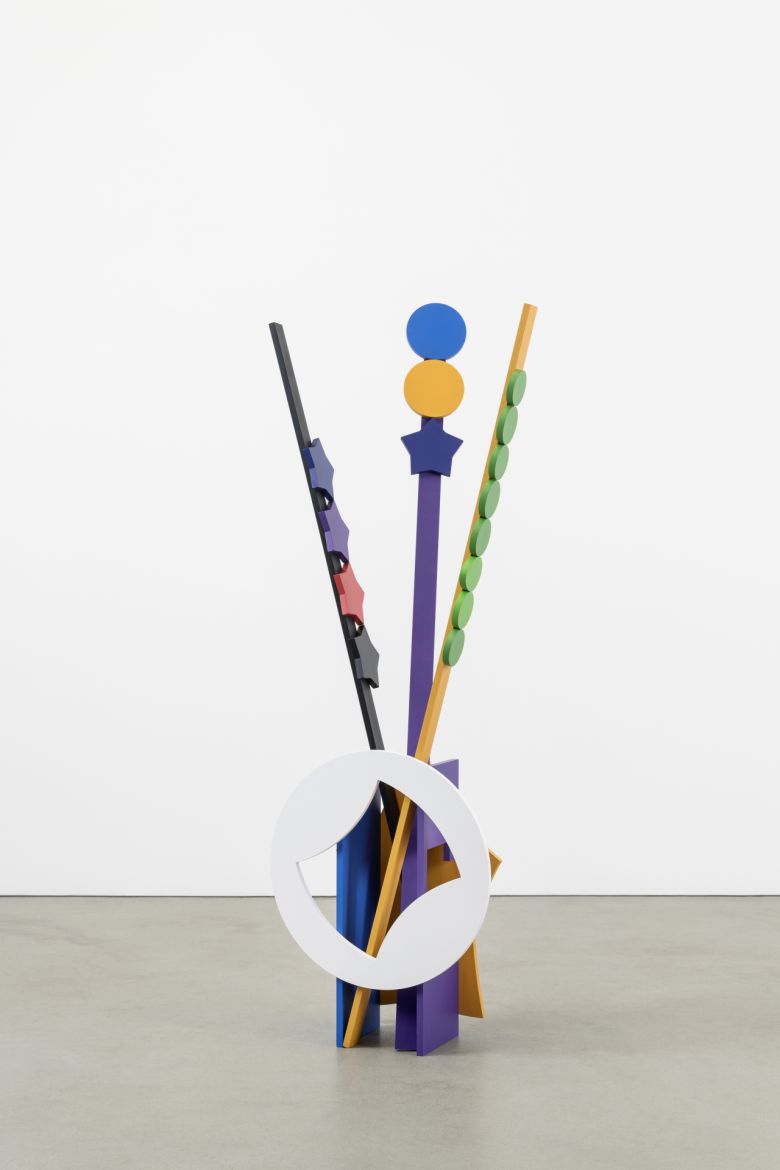 홍승혜, 꽃병, 2023, Birch plywood, acrylic latex paint, 23 × 50 × 63.5 cm (vase), 160 × 5 × 1.5 cm (3 bars), 사진: 안천호 [국제갤러리 제공]