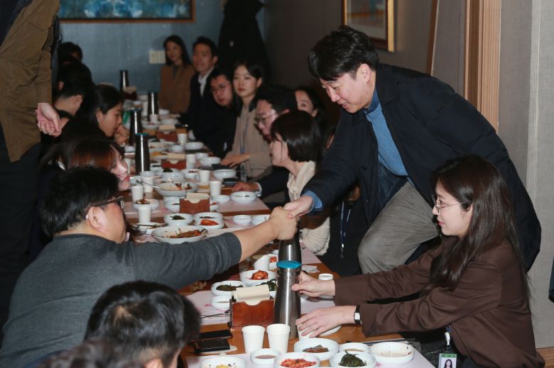 국민의힘 이준석 전 대표가 12일 오후 서울 영등포구 여의도의 한 식당에서 천하람 당대표 후보와 허은아·김용태 최고위원 후보, 이기인 청년최고위원 후보가 주최한 오찬 기자간담회 자리를 찾아 취재진과 악수하고 있다. [연합]