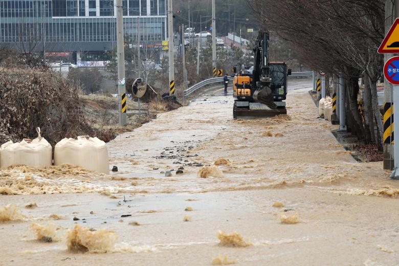 12일 광주 남구 행암동 덕남정수장에서 정수지 유출밸브의 고장으로 수돗물이 넘쳐 도로가 물에 잠겨 있다. 연합뉴스