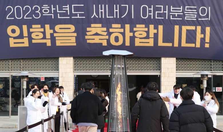 지난달 5일 관악구 서울대학교에서 예비 대학생들이 선배들의 환영을 받으며 신입생 오리엔테이션장으로 향하고 있다 [연합]