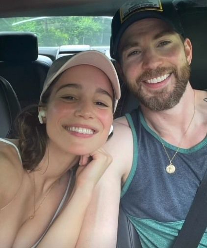 '캡틴 아메리카' 크리스 에반스(41)가 포르투갈 배우 알바 바프티스타(25)와 발렌타인 데이를 맞아 달달한 키스 사진을 공개해 화제다.