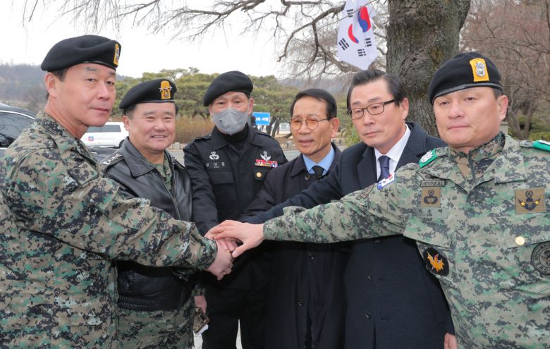 17일 오후 서울 동작구 국립서울현충원에서 5월 3단체(유족회·부상자회·공로자회) 대표와 특전사동지회 관계자들이 손을 맞잡고 있다.[연합]