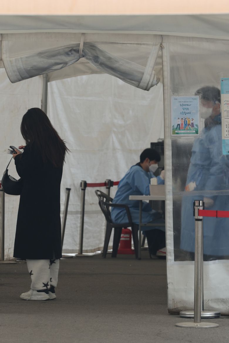 코로나19 확진자가 지속해서 감소세를 보이는 가운데 12일 오후 서울역 선별검사소가 다소 한산한 모습이다. 이날 신규 확진자 수는 1주일 전인 지난 5일보다도 2천명 가까이 줄었다. 일요일 기준으로는 32주 만에 최소 기록이다. [연합]