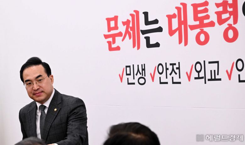 [헤럴드경제=이상섭 기자] 더불어민주당 박홍근 원내대표가 21일 서울 여의도 국회에서 열린 원내대책회의에 참석하고 있다.