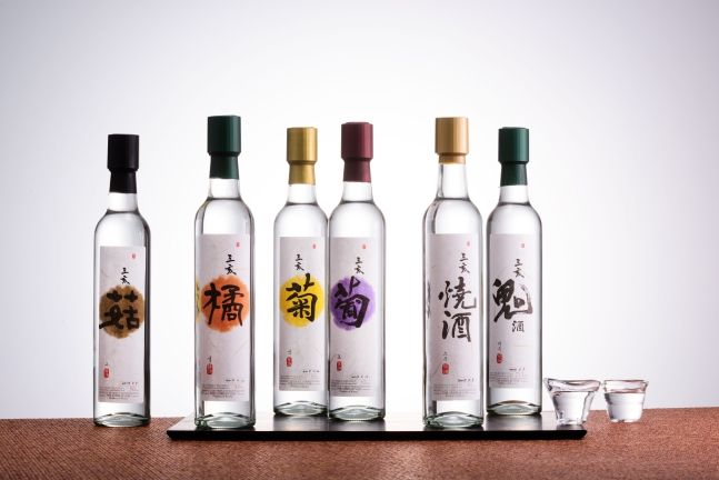 삼해소주가 제품들. 왼쪽부터 삼해고(상황버섯), 삼해귤, 삼해국(국화), 삼해포(포도), 삼해소주, 삼해귀주. 삼해소주 제공