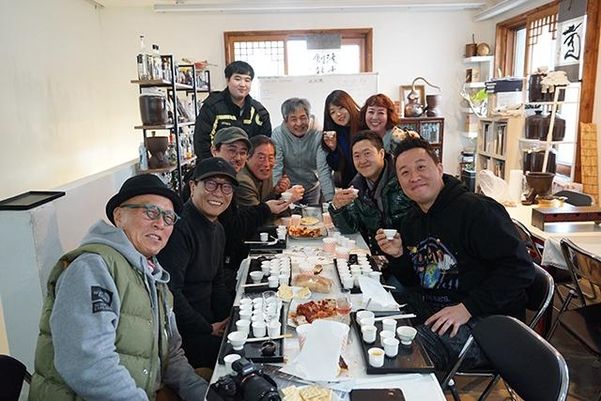 삼해소주 공방을 찾은 연예인들. 배우 정준하는 삼해소주를 '인생술'이라 평하기도 했다. 대동여주도 제공