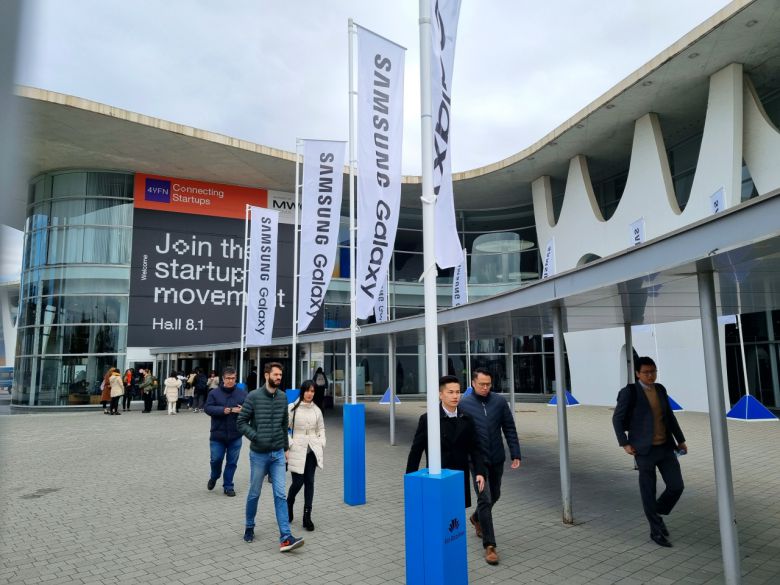 세계 최대 이동통신 박람회 ‘모바일 월드 콩그레스 2023(MWC 2023)’가 열린 스페인 바르셀로나 피라 그란 비아(Fira Gran Via) 전시장. 입구에는 삼성전자의 갤럭시 브랜드를 홍보하는 옥외 광고가 관람객들을 맞이하고 있다. 바르셀로나=김현일 기자.