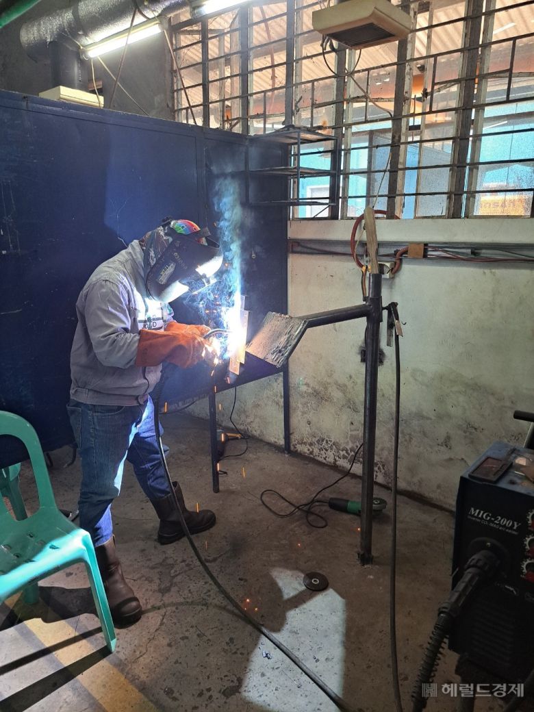 인력난 해소를 위해 지역 대학들은 조선소에서 일할 외국인 학생 전용 학과를 신설 중이다.