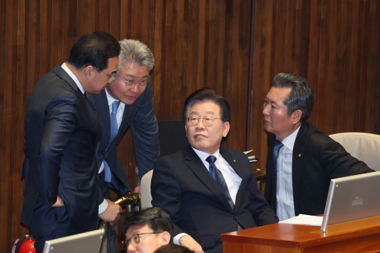 더불어민주당 이재명 대표와 박홍근 원내대표가 27일 오후 국회에서 열린 본회의에서 이 대표에 대한 체포동의안 무효표 논란 관련 논의를 하고 있다. [연합]