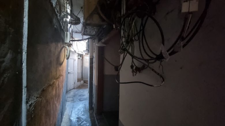 창신동 재래시장 뒤편 주택가 방향의 한 골목길. 정면에 다세대주택 주민들이 사용하는 공중화장실 문이 보인다. [고은결 기자]