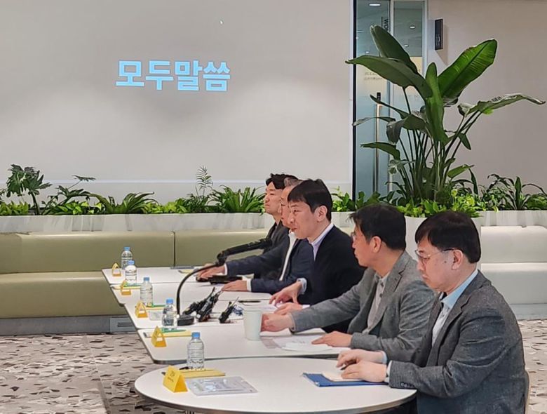 이복현 금융감독원장이 27일 판교 카카오뱅크 본사를 방문, 인터넷 전문은행 및 핀테크 기업 최고경영자(CEO)들과 만나 대화하고 있다. [연합]