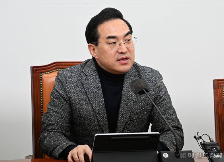 박홍근 더불어민주당 원내대표가 2일 서울 영등포구 여의도 국회에서 열린 더불어민주당 정책조정회의에 참석해 발언하고 있다. 임세준 기자