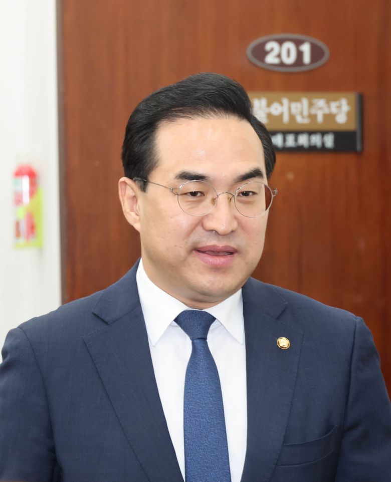 박홍근 더불어민주당 원내대표가 28일 국회에서 열린 원내대책회의에 참석하고 있다. [연합]