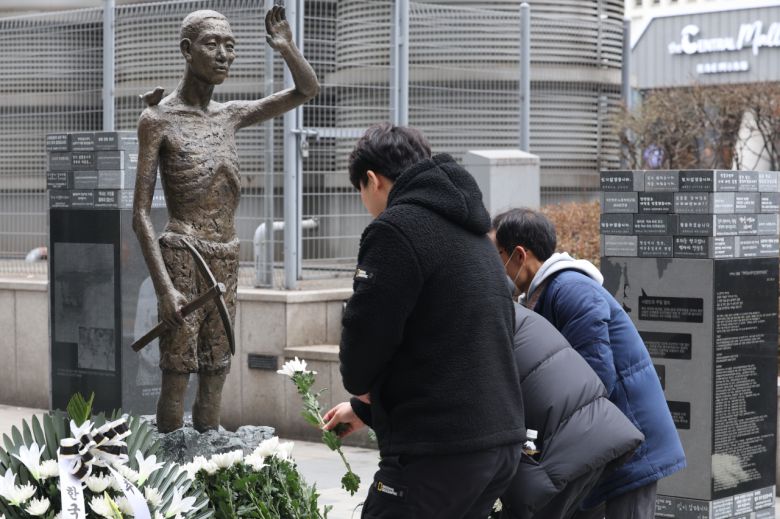 3.1절인 1일 오전 양대노총 조합원들이 강제동원에 대한 일본의 사죄와 배상을 촉구하는 기자회견을 한 뒤 서울 용산역광장에 세워진 강제징용노동자상에 헌화하고 있다. [연합]