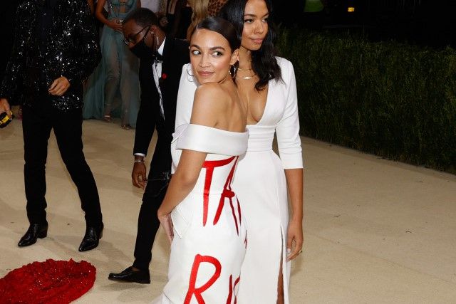 알렉산드리아 오카시오-코르테스 미국 민주당 하원의원이 2021년 9월12일 ‘부자 과세’가 적힌 드레스를 입고 메트 갈라 행사에 참석하고 있다. [AP=연합]