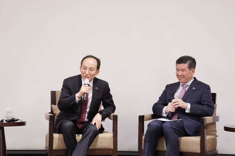 8일 강남구 삼성동 그랜드인터컨티넨탈 서울파르나스에서 주한미국상공회의소(암참)·기획재정부의 주최로 열린 ‘암참 추경호 경제부총리·기획재정부 장관 초청 특별 간담회’에서 추경호(왼쪽) 경제부총리 겸 기획재정부 장관과 제임스 김 암참 회장 겸 대표이사가 대화하는 모습. [암참 제공]