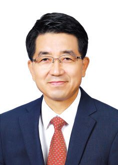 기초과학연구원(IBS) 나노입자 연구단 현택환(사진) 단장과 성영은 부연구단장, 에드워드 살전트 캐나다 토론토대 교수 공동연구팀은 세계 최고 효율로 과산화수소를 생산할 수 있는 새로운 전기촉매를 개발했다. 1㎏의 촉매로 하루 6.6t의 과산화수소를 생산할 수 있는 성능으로, 연구진이 2020년 세웠던 기록(341.2㎏)을 자체 갱신했다.