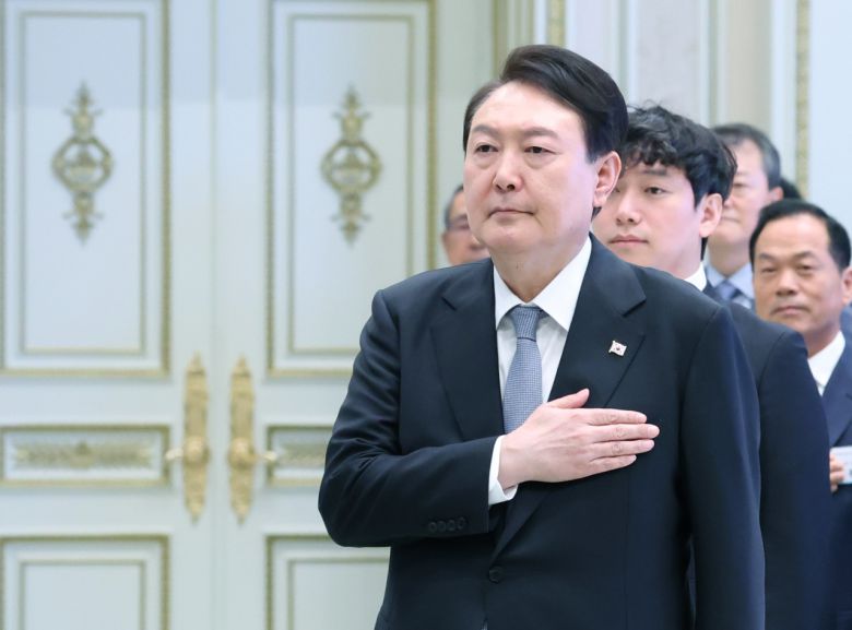 윤석열 대통령이 14일 청와대 영빈관에서 열린 일자리창출 우수기업 최고경영자(CEO)초청 오찬에서 국기에 경례하고 있다. [연합]