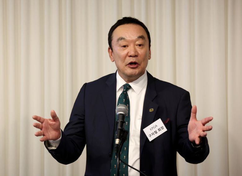 구자철 KPGA 회장이 14일 간담회에서 올시즌 협회의 플랜에 대해 설명하고 있다.[KPGA 제공]