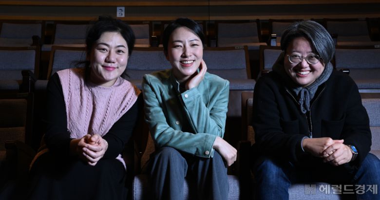 창극 ‘정년이’에 배우 이소연과 조유아를 주인공으로 낙점하며 남인우 연출가는 “두 사람 본연이 가진 캐릭터, 목소리 등 모든 것이 전혀 달라 선택했다”고 말했다. 임세준 기자