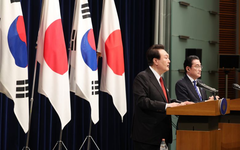 1박2일 일정으로 일본을 방문한 윤석열 대통령이 16일 오후 일본 도쿄 총리 관저에서 기시다 후미오 일본 총리와 한일 확대정상회담을 마친 뒤 공동 기자회견에서 발언하고 있다. [연합]