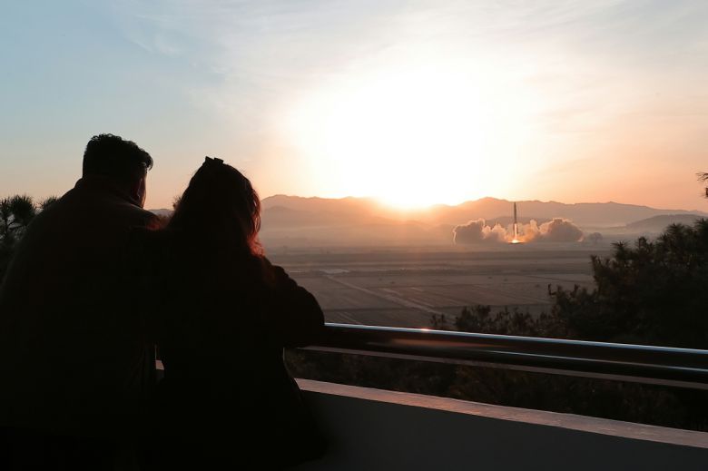 북한 노동당 기관지 노동신문은 17일 김정은 국무위원장이 전날 대륙간탄도미사일(ICBM) '화성-17형' 발사훈련을 현지지도했다고 보도했다. 신문은 화성-17형 발사 장면과 김 위원장이 둘째 딸 김주애와 함께 참관한 모습, 그리고 화성-17형이 촬영한 것으로 추정되는 지구 사진 등을 공개했다. [평양 노동신문=뉴스1]